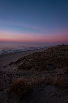 Zonsondergang op het strand bij Paal 9 II | Een reis over Waddeneiland Texel van Roos Maryne - Natuur fotografie