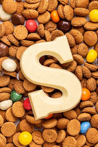 Witte chocoladeletter S met kruidnoten voor Sinterklaas