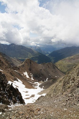 Oostenrijks berglandschap met wat sneeuw
