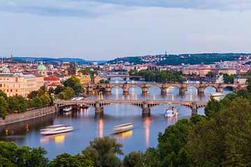 Excursieboten op de rivier de Vltava in Praag van Werner Dieterich