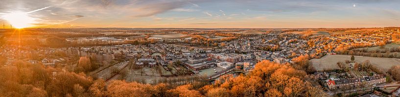 Drone panorama van de zonsopkomst in Simpelveld van John Kreukniet