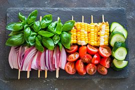 Brochettes de légumes multicolores sur ardoise sur Poster Art Shop