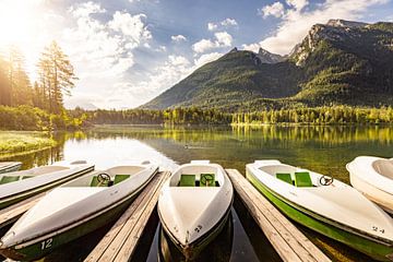 Vakantiestemming aan de Hintersee met betoverd bos in Ramsau