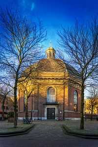 Le Koepelkerk à Arnhem avec le soleil.
