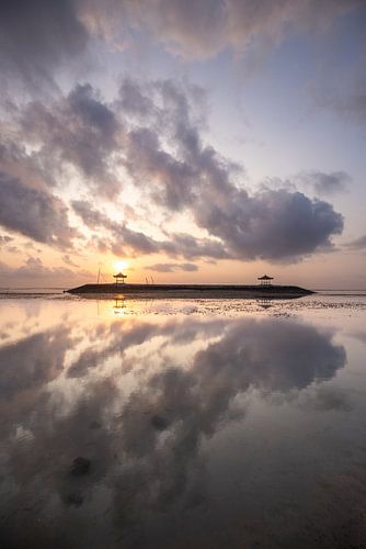 Zonsopgang op Bali, op het zandstrand van Sanur