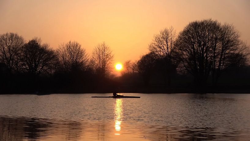 Roeiers in een droomachtige zonsondergang Weerspiegeling in het water van MPfoto71