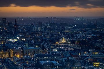 La nuit tombe sur le centre de La Haye