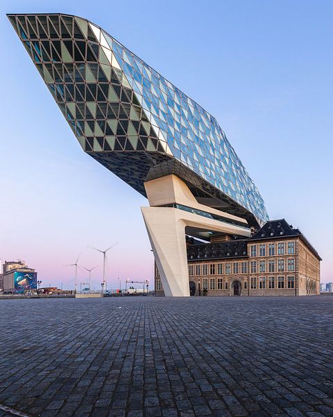 Het havenhuis van Antwerpen tijdens zonsopkomst van OCEANVOLTA