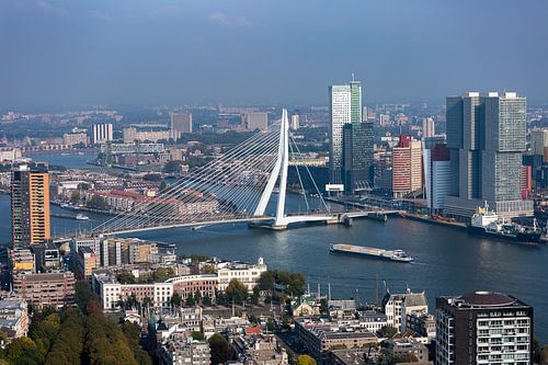 Vrachtschip nadert Erasmus brug met Rotterdamse skyline