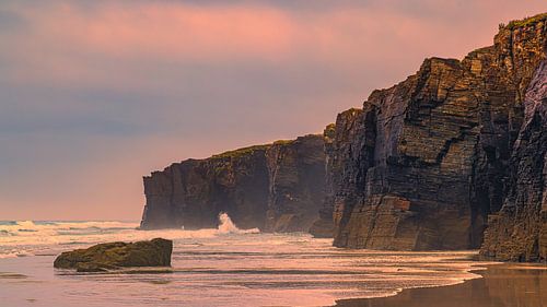 Coucher de soleil sur la plage de Praia das Catedrais (Playa de la