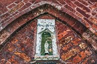 Detail met Mariabeeldje van de kerk van Blessum in Friesland van Harrie Muis thumbnail
