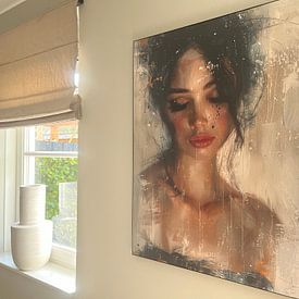 Klantfoto: Modern en abstract portret van een jonge vrouw in aardetinten. van Carla Van Iersel, als ArtFrame