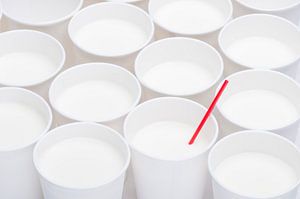 Tasses à lait avec paille rouge