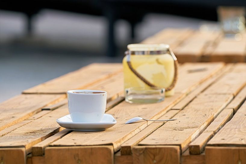 Une tasse sur la table d'un bar de plage à Magdebourg par Heiko Kueverling