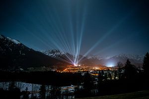 Spectacle laser sur le tremplin de saut à ski d'Oberstdorf sur Leo Schindzielorz