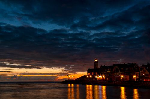 Vuurtoren in de avond op Urk tijdens zonsondergang