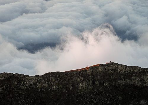 Klimmers op de top van een vulkaan