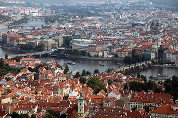 Prague - Paysage urbain avec vue sur le pont Charles sur Ronald Pieterman