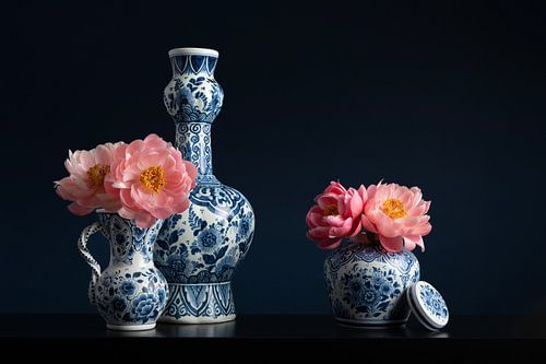 Stilleben mit Delfter Blau und Pfingstrosen