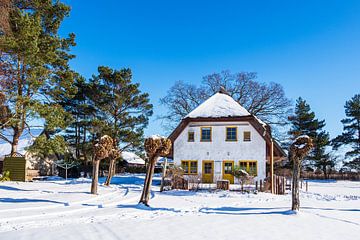 Huis aan de Bodden in Wieck op Fischland-Darß in de winter van Rico Ködder