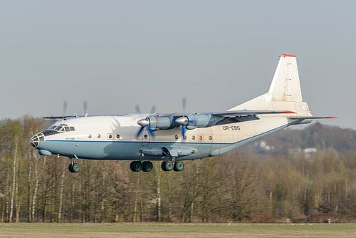 Landing van Antonov An-12BK (UR-CBG) van Cavok Air.