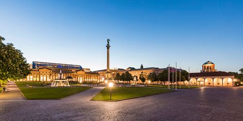 Place du château à Stuttgart le soir