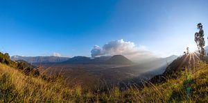 Panorama van de Bromo vulkaan. van Floyd Angenent