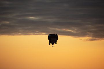 Heißluftballon bei Nacht von Cornelius Fontaine