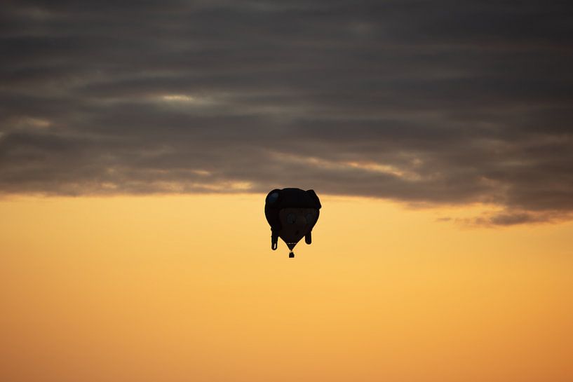 Hete Luchtballon bij avond van Cornelius Fontaine