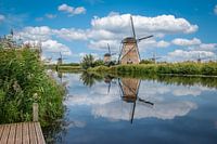 Mühlen von Kinderdijk mit spiegelndem Wasser