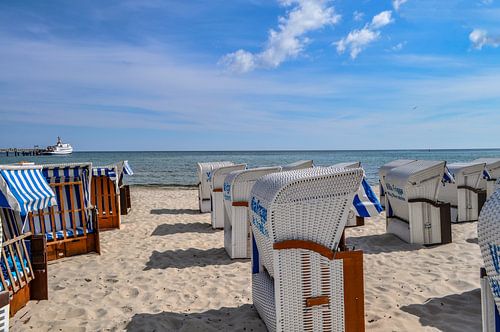 Strandstoelen in Binz, excursieboot aan de pier
