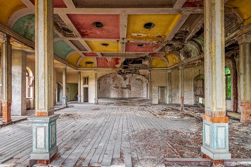 Lost Place - verlaten balzaal in Oost-Duitsland