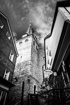 Kerktoren in zwart-wit van Dieter Walther