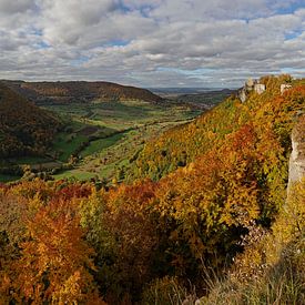 Panoramafoto, gouden herfst op de Schwäbische Alb, kasteelruïne Reußenstein. van Jiri Viehmann