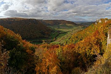 Image panoramique, Automne doré dans le Jura souabe, ruines du château de Reußenstein.