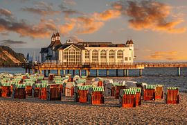 Pier op het strand van Sellin bij zonsopgang van Markus Lange