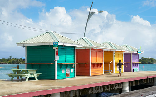 Tropische avondkleuren boven zee