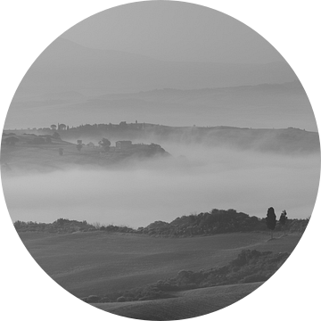 Monochrome Tuscany in 6x17 format, ochtendmist nabij San Quirico D'orcia II van Teun Ruijters