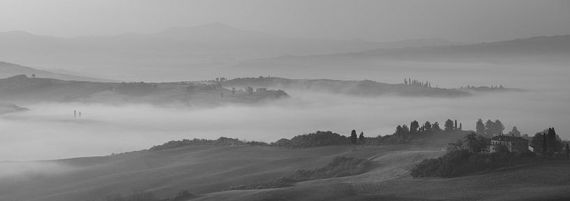 Monochrome Toskana im 6x17 Format, Morgennebel in der Nähe von San Quirico D'Orcia II von Teun Ruijters