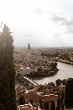 Uitzicht over de stad Verona, Italië van Meike Molenaar