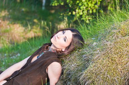 Berlijns model op een lenteachtige bosweide 