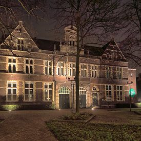 Das Goltzius-Gebäude in Venlo des Architekten Johannes Kayser bei Nacht von JacArt Prints