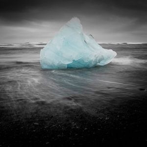 Iceblock Cemetery - Iceland van Arnold van Wijk