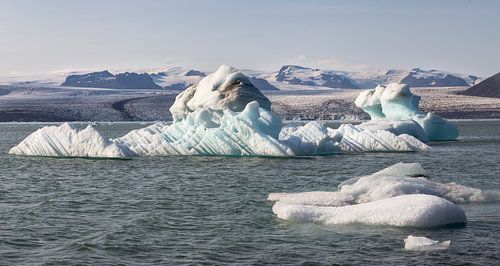 Treibende Eisberge in der Gletscherlagune Jökulsárlón, Island