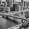 Fort Pitt Bridge mit Downtown Pittsburgh - Monochrom von Melanie Viola