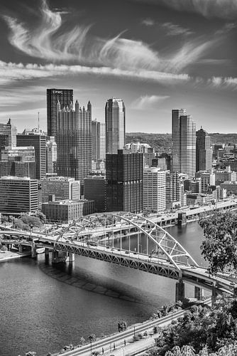 Fort Pitt Bridge met het centrum van Pittsburgh - Monochroom