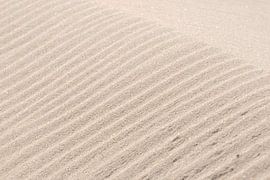 Vormen in het zand op het strand by Margreet Frowijn