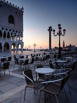 Ambiance matinale sur la place Saint-Marc à Venise