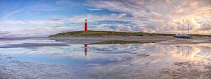 Texelse vuurtoren met reflectie. van Justin Sinner Pictures ( Fotograaf op Texel)