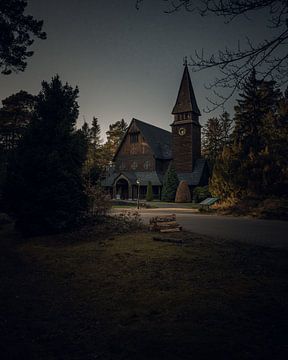 Oude houten kerk in het bos van wukasz.p